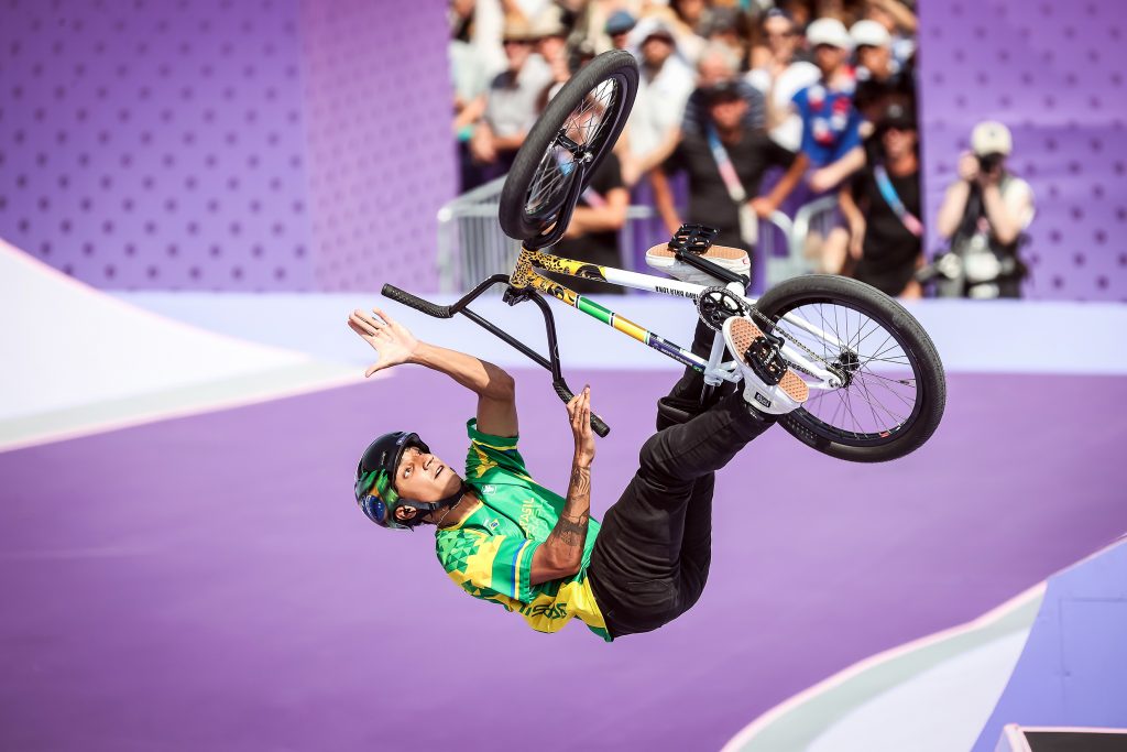 Bala Loka brilhou em Paris, lutando por medalha.