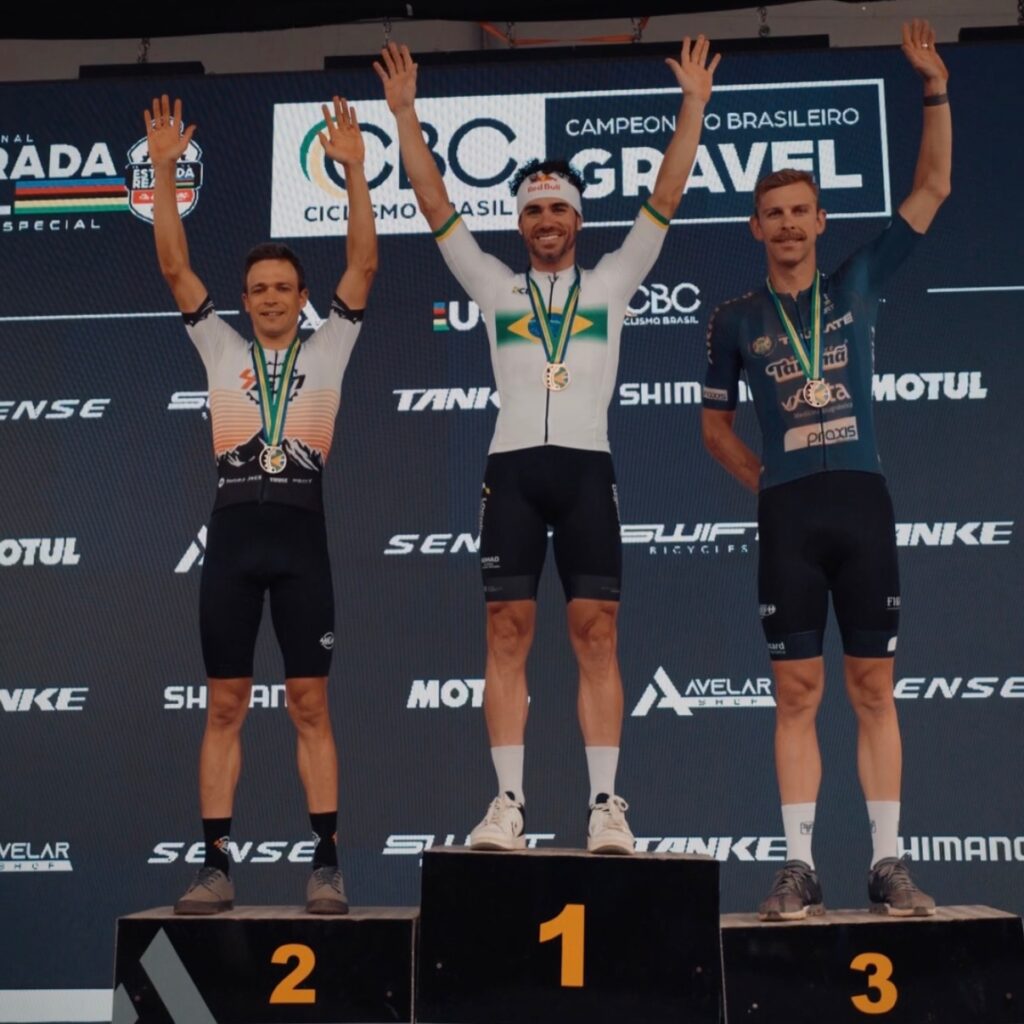 Pódio Elite Masculina: Avancini veste a camisa de campeão brasileiro (@paisdociclismo)